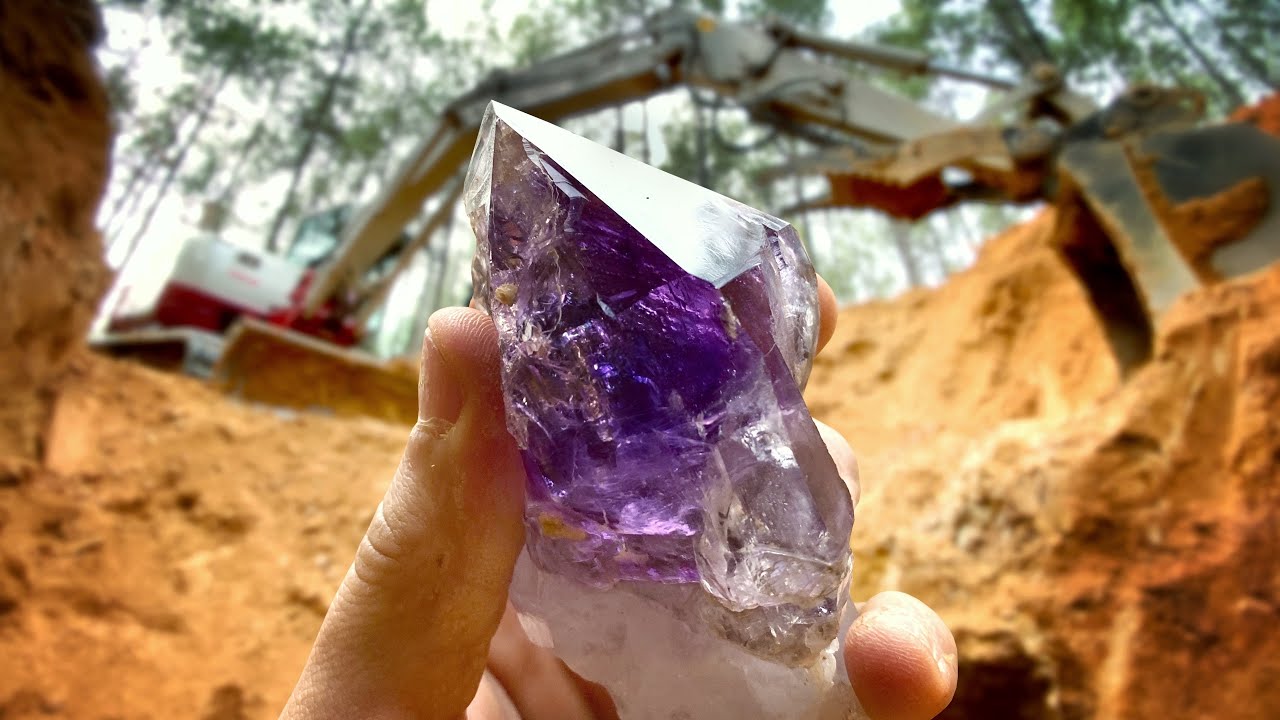 Révéler la beauté de la nature : découverte d'un cristal d'améthyste rare lors de fouilles dans une mine privée