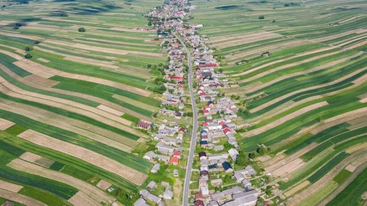 el pintoresco pueblo polaco donde sus 6.000 habitantes viven en la misma calle