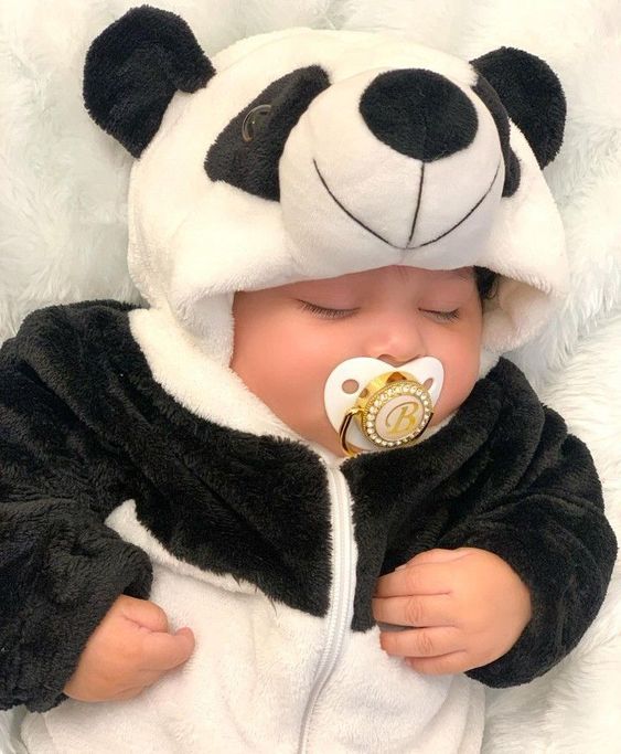 La ternura de tu bebé disfrazado de oso panda